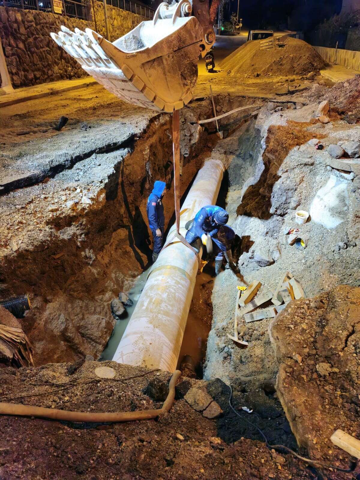 Bodrum Bayrama Susuz Giriyor: Peş Peşe Patlayan Hatlar Denizin Rengini Kahverengiye Çevirdi 5